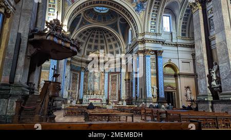 Gläubige in der katholischen Kirche des Londoner Oratoriums Stockfoto