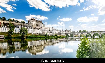 Amboise auf Loire-Tal in Frankreich Panorama der Stadt mit Fluss und Brücke Stockfoto