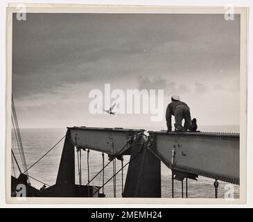 Eine Passage für Pierre die Taube. Mehr als 5600 Soldaten, GI und Crew-Mitglieder der Küstenwache an Bord eines von der Küstenwache bemannten Truppentransports, der die Veteranen von der ETO nach Hause zurückbrachte, beobachteten vor kurzem faszinierend, wie Küstenwachmänner versuchten, eine Taube weit draußen auf See zu schnappen. Der Vogel war ein blinder Passagier an Bord des riesigen Schiffes. Einige Stunden außerhalb von LeHavre hatten die Küstenwachmänner den Vogel auf einem Gewehrlauf bemerkt, aber bei jedem Versuch, ihn zu fangen, kreiste der Vogel hinaus ins Meer und kehrte dann zurück. Oben macht ein Küstenwächter eine gefährliche, aber erfolglose Reise auf einem Rettungsboot als Taube, n Stockfoto