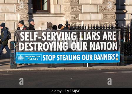Selbstsüchtige Lügner zerstören unsere Nation und "Metropolitan, hör auf, unsere Banner zu stehlen". Frühere Banner wurden von der Polizei konfisziert Stockfoto