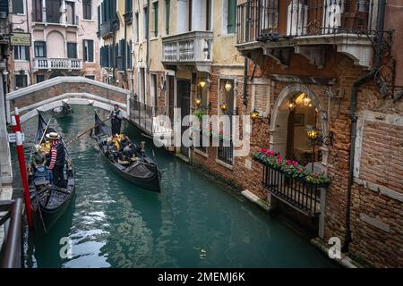 Zwei Gondeln am engen Kanal in Venedig, Italien im Winter Stockfoto