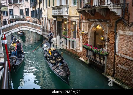 Zwei Gondeln am engen Kanal in Venedig, Italien im Winter Stockfoto