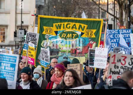 Wigan RMT-Banner mit Demonstranten, die durch London marschieren und eine Gehaltserhöhung für Krankenschwestern und Verbesserung der Bedingungen fordern. Streikende Gewerkschaften Stockfoto
