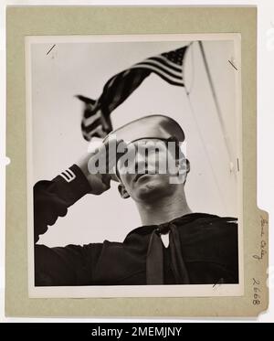 Indiana Coast Guardsman ist der Held der Normandie Beachhead. Der 20-jährige Küstenwächter Gene Oxley, Coxswain aus Indianapolis, Indiana, vollbrachte eine der herausragenden Heldentaten bei der D-Day-Invasion der Normandie, als er durch eine Hölle aus Maschinengewehren und Mörserfeuer schwamm und eine Führungslinie von seinem LCI zum Strand trug. Dann wickelte er das Ende der Leine um seine Taille und diente als menschlicher Anker, während 39 Yankee-Soldaten versuchten, ihr durch eine abgehackte Brandung zum Ufer zu folgen. Nur sechs Soldaten haben es geschafft. Der Küstenwachmann Oxley hatte zuvor die Führungslinie durch den sur getragen Stockfoto