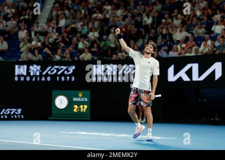 Melbourne Park 24/1/2023. Stefanos TSITSIPAS (GRE) feiert sein Spiel gegen Jiri LEHECKA (CZE) während des Quarterfinals in der Rod Laver Arena bei den Australian Open 2023. Corleve/Alamy Live News Stockfoto