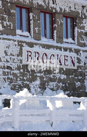 Schierke, Deutschland. 24. Januar 2023. Blick auf den Bahnhof Brocken. Winter präsentiert den Gipfel von Brocken. Heller Sonnenschein und kaum Wind bei Temperaturen um minus 2 Grad auf dem Brocken. Das sogenannte Inversionswetter sorgte dafür, dass der Gipfel von Harz über den Wolken lag. Kredit: Matthias Bein/dpa/Alamy Live News Stockfoto