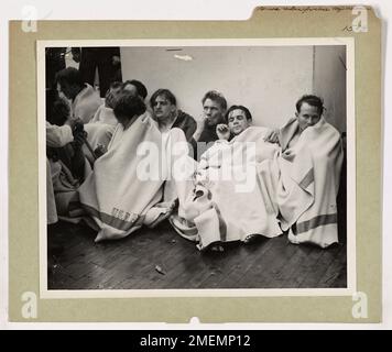 Gefangengenommene deutsche Seeleute, die zuvor Teil einer U-Boot-Besatzung waren, befinden sich jetzt an Bord eines Cutters der Küstenwache. Die Rolle der Küstenwache bei der Gefangennahme und dem Transport von Kriegsgefangenen wird dargestellt, was die Bedeutung der Operationen der Küstenwache während des Zweiten Weltkriegs unterstreicht. Stockfoto