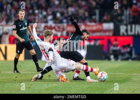 Köln, RheinEnergieStadion, 21.01.23: Florian Kainz (L) (Köln) gegen Leonardo Bittencourt (Bremen) beim 1. Bundesliga Spiel 1. FC Köln gegen Werder Bremen. Stockfoto