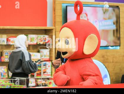 London, Großbritannien. 24. Januar 2023. Die Teletubbies sind auf dem Weg durch die Flure. Eröffnungsfoto mit den riesigen Spielzeugfiguren, darunter Favoriten wie die Teletubbies, der Paddingdon-Bär und andere, die am Pressetag posieren und herumlaufen. Die Spielzeugmesse öffnet ihre Türen in Kensington Olympia und präsentiert die neuesten Trends in der Spielzeugindustrie. Die Toy Fair ist die größte Fachmesse für Spielzeug, Spiele und Hobbys in Großbritannien mit mehr als 260 Ausstellern. Kredit: Imageplotter/Alamy Live News Stockfoto