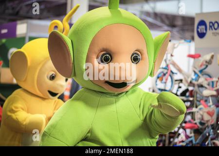 London, Großbritannien. 24. Januar 2023. Die Teletubbies sind auf dem Weg durch die Flure. Eröffnungsfoto mit den riesigen Spielzeugfiguren, darunter Favoriten wie die Teletubbies, der Paddingdon-Bär und andere, die am Pressetag posieren und herumlaufen. Die Spielzeugmesse öffnet ihre Türen in Kensington Olympia und präsentiert die neuesten Trends in der Spielzeugindustrie. Die Toy Fair ist die größte Fachmesse für Spielzeug, Spiele und Hobbys in Großbritannien mit mehr als 260 Ausstellern. Kredit: Imageplotter/Alamy Live News Stockfoto