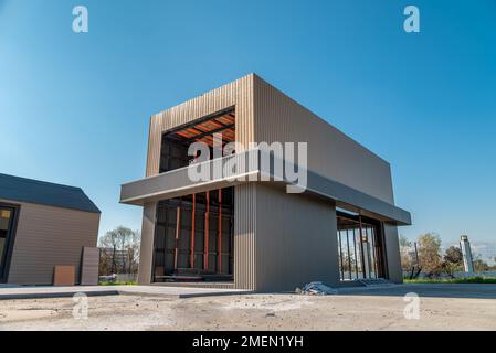 Neu gebautes Gebäude mit Metallrahmen und Abstellgleis. Bau eines neuen winzigen Hauses. Selektiver Fokus Stockfoto