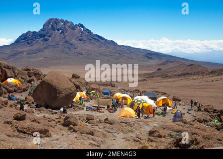 Blick auf den Mawenzi-Gipfel vom Basislager des Kilimandscharo, Tansania. Stockfoto