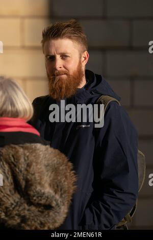 Just Stop Oil-Protestteilnehmer Joshua Smith trifft am Northampton Crown Court ein, der wegen Verschwörung angeklagt wurde, um öffentliche Belästigung wegen eines Protestes während des Formel-1-Großen Preises von Großbritannien in Silverstone im Juli 2022 zu verursachen. Foto: Dienstag, 24. Januar 2023. Stockfoto