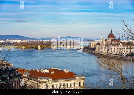 Donau in Budapest mit ungarischem parlament und Margit-Brücke. Stockfoto