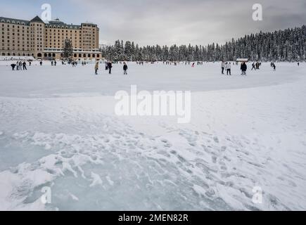 Lake Louise, Alberta, Kanada – 15. Januar 2023: Eine große Gruppe von Menschen fährt Schlittschuhlaufen auf dem gefrorenen See Stockfoto