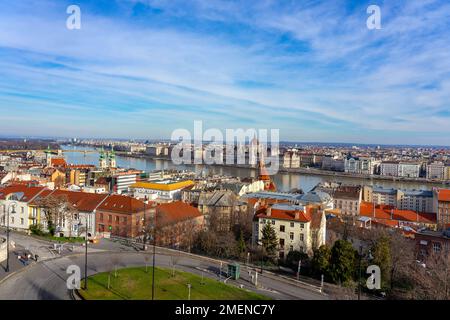 Donau in Budapest mit ungarischem parlament und Margit-Brücke. Stockfoto