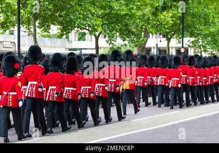 Coldstream Guards verlassen die Wellington Baracke während Trooping the Colour, London, England Stockfoto