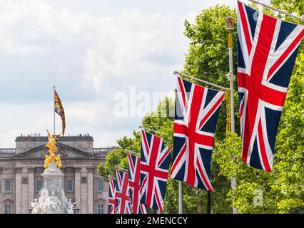 Feiert die Farben zum offiziellen Geburtstag der Königin und zu ihrem 70-jährigen Jubiläum in London, England Stockfoto