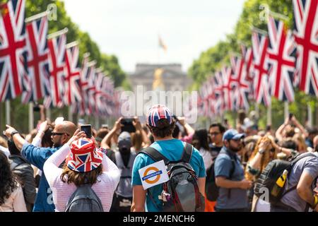 Feiert die Farben zum offiziellen Geburtstag der Königin und zu ihrem 70-jährigen Jubiläum in London, England Stockfoto