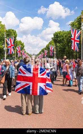 Feiert die Farben zum offiziellen Geburtstag der Königin und zu ihrem 70-jährigen Jubiläum in London, England Stockfoto