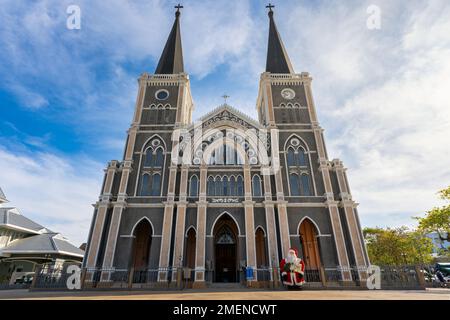 Die katholische Kathedrale der Unbefleckten Empfängnis in Chanthaburi Thailand gegen den blauen Himmel Stockfoto