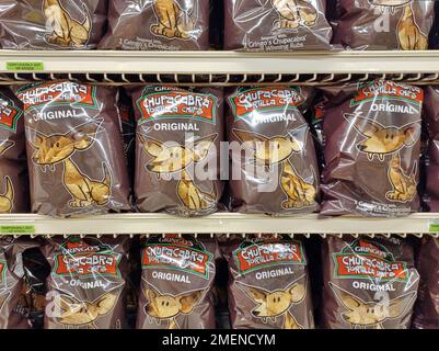 Houston, Texas, USA 01-24-2022: Chupacabra Tortilla Chips in einem Supermarktregal in Houston, TX. Lebensmittelprodukt von 2 Gringos Firma. Stockfoto