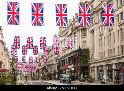 Union-Jack-Flaggen auf der Regent Street, London, England Stockfoto