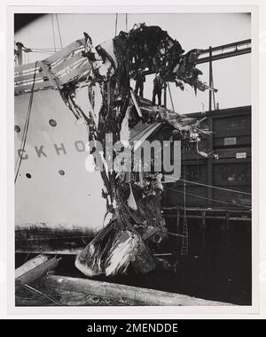 SS Stockholm in Drydock am Pier 97, New York, nach der Kollision mit Andrea Doria. [Eines von neun] 9 Bilder kopiert für Merchant Marine Technical, die MMT aus den Akten des Merchant Marine Fisheries Committee ausgeliehen hat (Fotos aufgenommen von A. Miller von Bethlehem Steel Corp.). Stockfoto