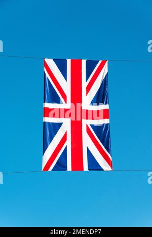 Union-Jack-Flagge vor blauem Himmel, London, England Stockfoto
