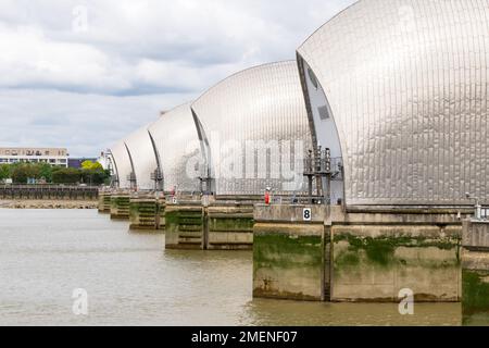 Die Themse-Hochwasserbarriere, eine der größten beweglichen Hochwasserbarrieren der Welt, London, England Stockfoto