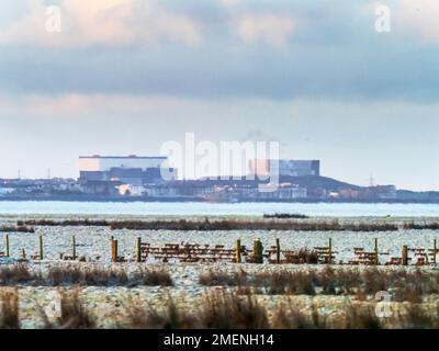 Kernkraftwerk Heysham aus Leighton Moss, Lancashire, Vereinigtes Königreich. Stockfoto