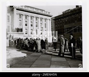 Der Eröffnungstag der Alexander Hamilton Bicentennial-Ausstellung in Washington, D.C., ist auf diesem Bild festgehalten und zeigt die Linie, die darauf wartet, die Ausstellung zu betreten, die Hamiltons Erbe feiert. Stockfoto