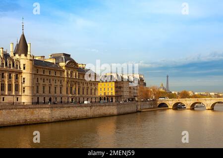 Die Conciergerie am Justizpalast und die Pont Neuf-Brücke über die seine, Ile de la Cite, Paris, Frankreich Stockfoto