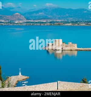 Luftaufnahme des viereckigen Hafens von Napflio, Griechenland und Burg Bourtzi in der Ägäis Stockfoto