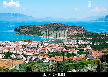 Blick auf den Palaia Epidavros in Griechenland und das kleine Theater der antiken Stadt Epidaurus im Hintergrund auf der rechten Seite Stockfoto