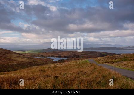 Die Isle of Arran an einem kalten, trüben Tag im Oktober mit Blick von der Dalry Moor Road und die Fishery Arran badeten im abendlichen Sonnenlicht Stockfoto