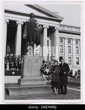 Foto eines Mannes und einer Frau vor der Alexander-Hamilton-Statue. Stockfoto