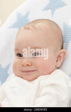 Lächelnder kleiner Junge (16 Wochen) Stockfoto