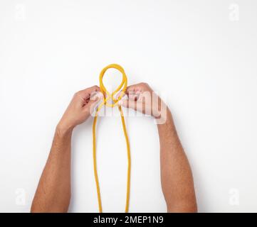 Nelkenkupplung, einfacher Bindeknoten, Schritt 3 Stockfoto