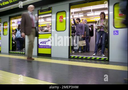 Passagiere in der Neapel-U-Bahn Stockfoto