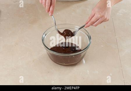 Schokoladen-Toffee-Kuchenbällchen, Kuchenbällchen mit Schokolade überziehen Stockfoto