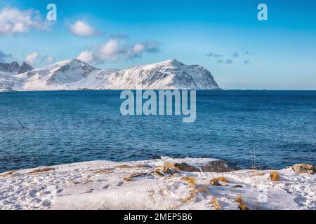 Malerischer Winterblick auf die Küste von Flakstad am Morgen von der gegenüberliegenden Seite. Beliebtes Touristenziel. Lage: Flakstadoya Insel, Lo Stockfoto