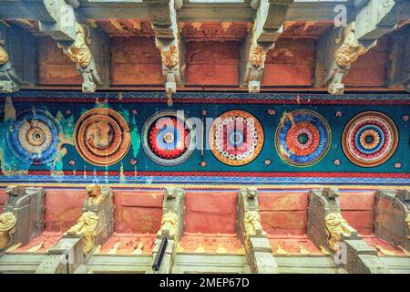 08 22 2009 Gemälde mit bunten geometrischen Mustern an der Decke des Korridors im Ramanath-Tempel, Rameshwaram, Tamil Nadu, Indien, Asien Stockfoto