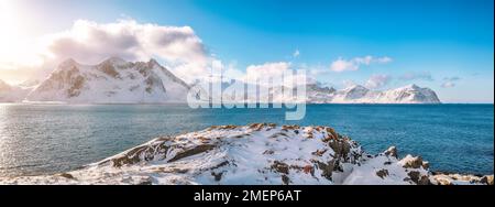 Malerischer Winterblick auf die Küste von Flakstad am Morgen von der gegenüberliegenden Seite. Beliebtes Touristenziel. Lage: Flakstadoya Insel, Lo Stockfoto