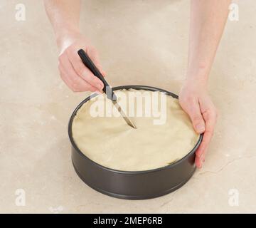 Hähnchen und Schinken, aufgehobener Kuchen, ein Loch in den Deckel Stockfoto