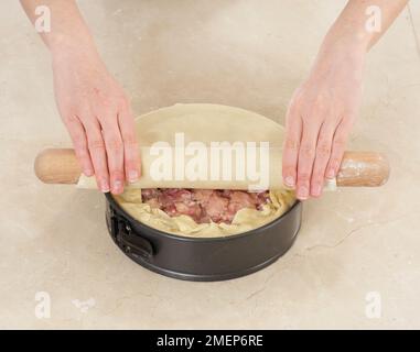 Hähnchen und Schinken, Backkuchen, mit Teig bedecken, um Deckel zu machen Stockfoto