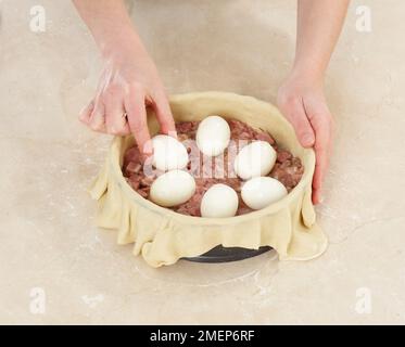 Hähnchen und Schinken, gekochte Eier auf Fleischmischung Stockfoto