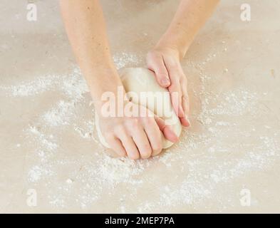 Ich mache Quittenbrot, knete Brotteig Stockfoto