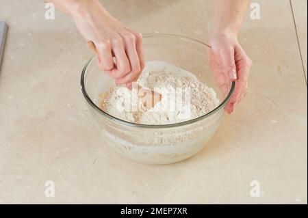 Sauerteigbrot, Zutaten mischen Stockfoto