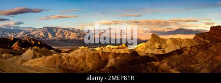 Panoramablick auf Manly Beacon, Death Valley und die Panamint Range vom Zabriskie Point im Morgenlicht. Stockfoto